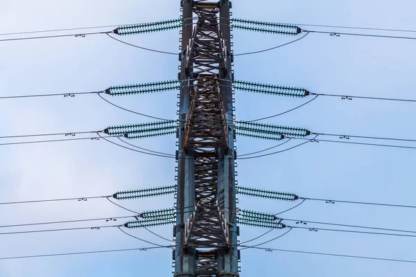 Металевий Пілон Лінії Електропередач Великою Кількістю Проводів Тлі Штормового Неба — стокове фото