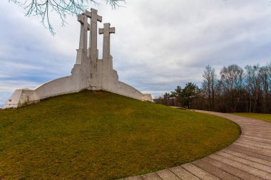 Üç haçlar Vilnius yerlerinden biridir; üç beyaz beton şeklinde anıt haçlar. Bu üç çapraz Dağları üzerinde yer almaktadır.