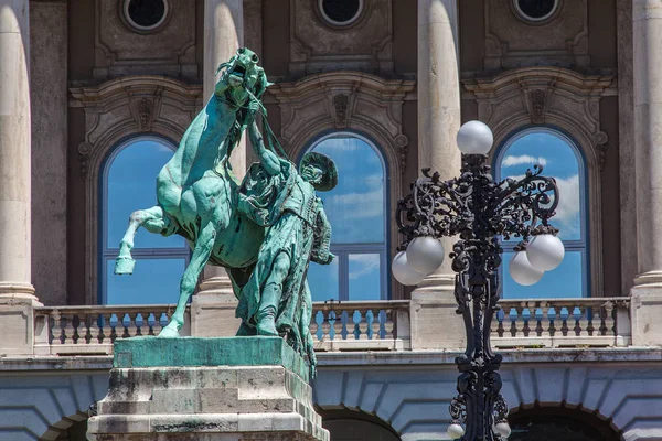 Hardobad 調教師の野生の馬 彫刻家 Dyerd Vastag ブダペスト ハンガリー 彫刻は 1900 年にパリ万国博覧会でのデモンストレーション — ストック写真