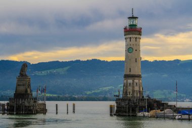 Konstanz Gölü 'Nün manzaralı eski deniz feneri ve aslan heykeli, Lindau, Almanya
