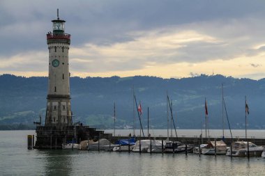 Lindau 'da pitoresk eski deniz feneri, Konstanz Gölü, Almanya