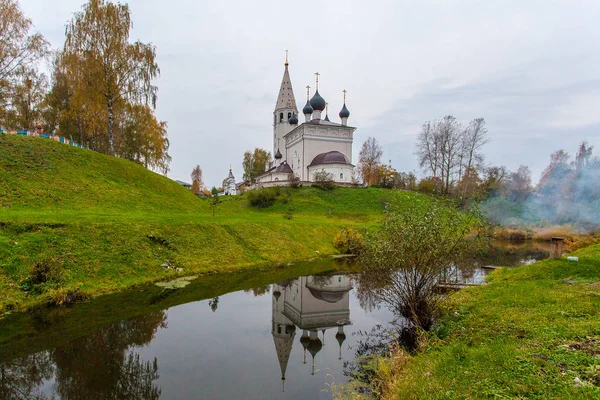 Yaroslavl bölgesi, Vyatskoye köyünde kıyıya eski bir kilise ayakta görünümü