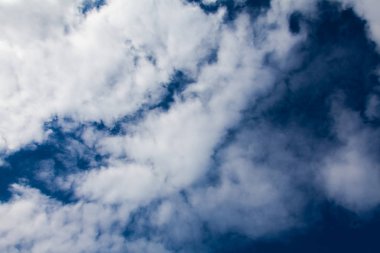 Arka plan görüntüsü-beyaz güzel bulutlar mavi bahar gökyüzü