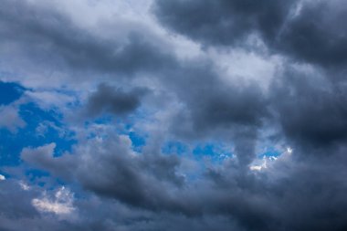 Karanlık fırtına bulutları akşam gökyüzü
