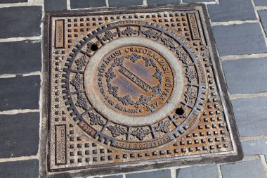 Budapeşte (Macaristan) caddesinde eski kanalizasyon rögar)