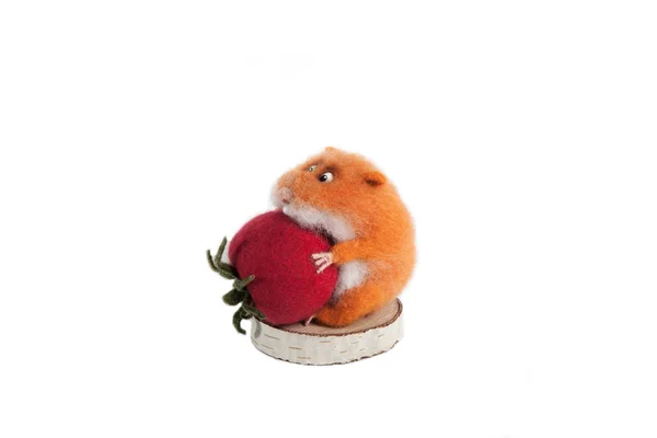 用毛毡制成的手工玩具是一只在白色孤立背景上咬草莓的仓鼠 — 图库照片