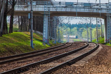 Demiryolu rayları ve yolcu treni