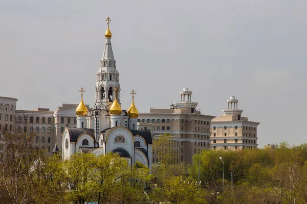 Orthodoxe Kirche Aus Weißem Stein Mit Goldenen Kuppeln Tempel Der — Stockfoto