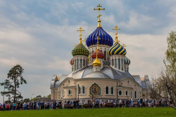 Переделькино Россия Апреля 2019 Года Поклонники Собрались Осветить Праздничные Угощения — стоковое фото