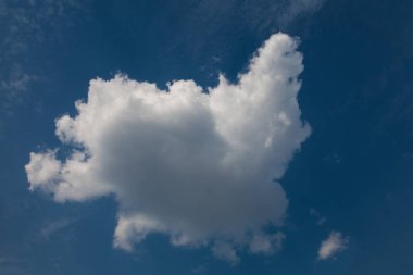 Mavi gökyüzüne karşı yemyeşil beyaz bulut