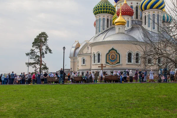Peredelkino Rússia Abril 2019 Crentes Reuniram Perto Pitoresca Igreja Santo — Fotografia de Stock