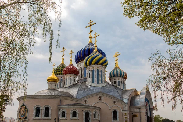 莫斯科附近的诺沃普雷德尔基诺风景如画的教堂 — 图库照片