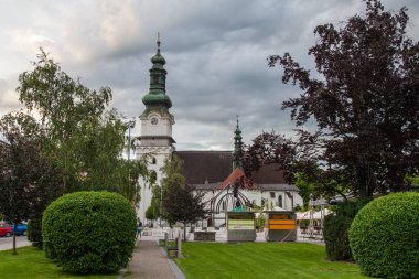 Zvolen şehrinin merkez meydanında Hıristiyan tapınağı (Slovakya)