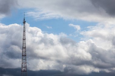 Bulutlu bir gökyüzü arka plan üzerinde Baz istasyonu