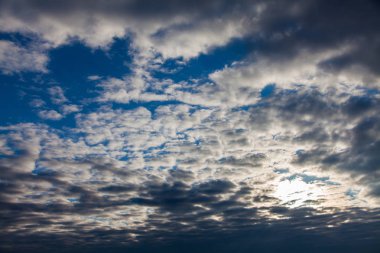 Pitoresk bulutlarbahar akşamı gökyüzü, batan güneşin ışınları ile aydınlatılmış