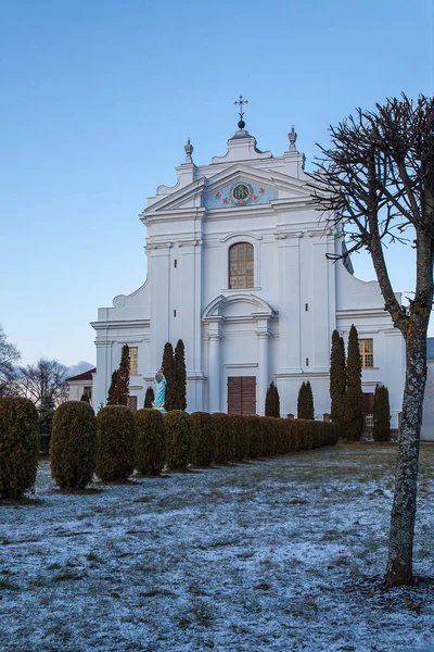 Litvanya Daki Beyaz Mavi Katolik Kilisesi Batan Güneşin Işınlarıyla Aydınlanıyor — Stok fotoğraf