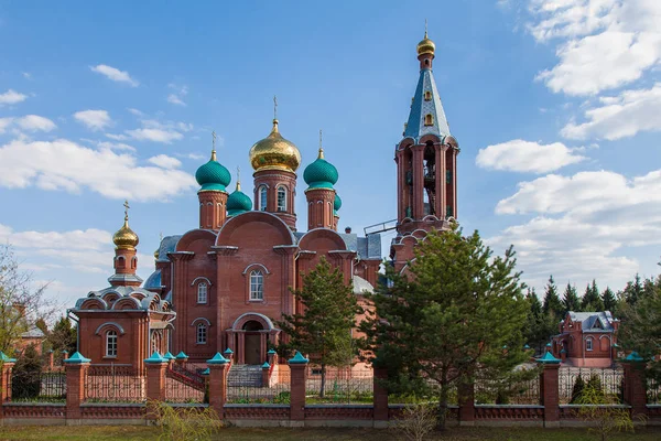 Une Église Orthodoxe Nouvellement Construite Brique Rouge Avec Des Dômes — Photo