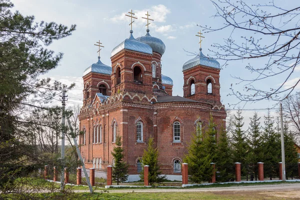 Ορθόδοξος Ναός Κόκκινου Τούβλου Ασημένιους Θόλους Στην Περιοχή Της Μόσχας — Φωτογραφία Αρχείου