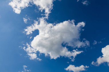 Mavi gökyüzüne karşı küçük beyaz bulutlar