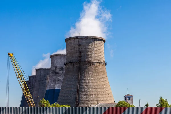 Cinco Enormes Tallos Chimenea Ladrillo Una Central Térmica Con Humo — Foto de Stock