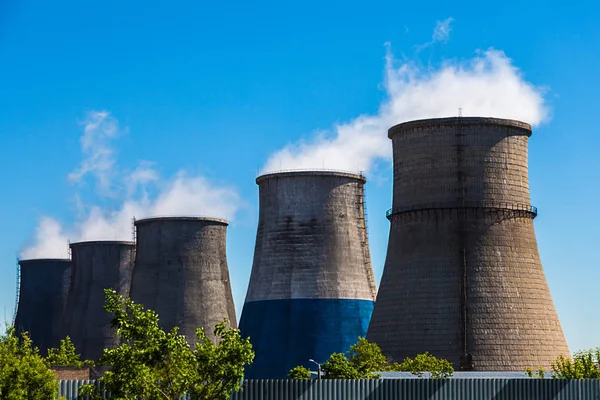 Beyaz Buhar Onları Bırakarak Bir Termal Istasyonun Bir Satır Smokestacks — Stok fotoğraf