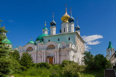 Rostov Kremlin topraklarında eski kilise (Rusya)