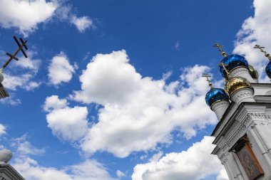 Bulutlu bir gökyüzüne karşı eski bir ortodoks tapınağının renkli kubbeleri