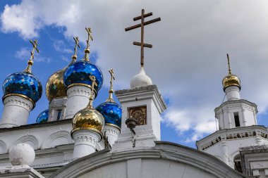 Pitoresk bir Ortodoks kilisesinin kubbelerinde haçlar