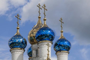 Beyaz taş Ortodoks Kilisesi'nin sıra dışı kubbeleri, renkli parlak plakalarla kaplı