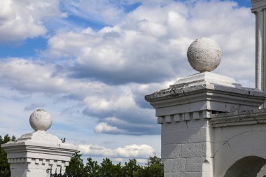 Sütunlar üzerinde taş topları ile eski bir tapınağın pitoresk çit