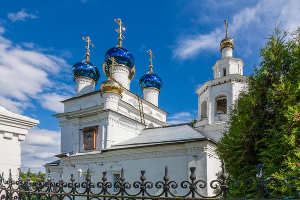 Alte Orthodoxe Kirche Mit Farbigen Metallkuppeln — Stockfoto