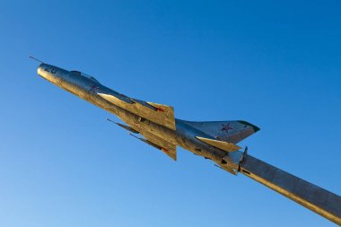 Penza şehrinin sembolü (Rusya) gökyüzüne giden bir jet uçağı.