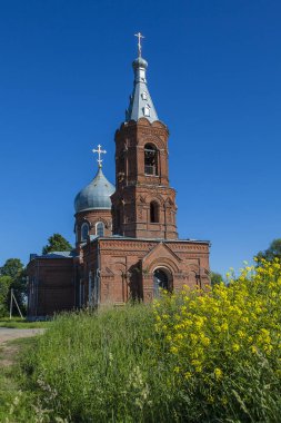 Mavi gökyüzüne karşı kırmızı tuğla eski Rus Kilisesi