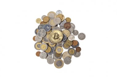 Bitcoin, beyaz izole bir arka planda farklı ülkelerden gelen paralar yığını üstünde yatıyor