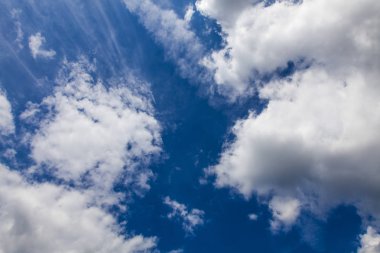 Yemyeşil beyaz bulutlar ile mavi yaz gökyüzü