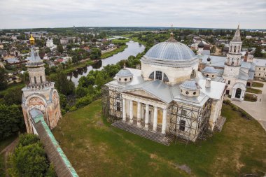 Torzhok kasabasında kilisenin çan kulesinden Boriso-Gleb Manastırı görünümü, Rusya