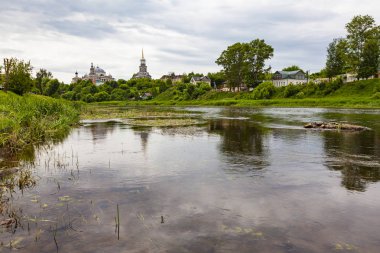 Torzhok'taki Tvertsa Nehri'nin manzara manzarası (Rusya)