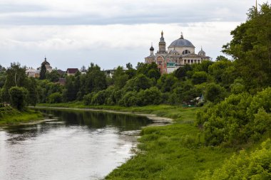 Torzhok'taki Tvertsa Nehri ve Boris-Gleb Manastırı'nın manzara manzarası (Rusya)