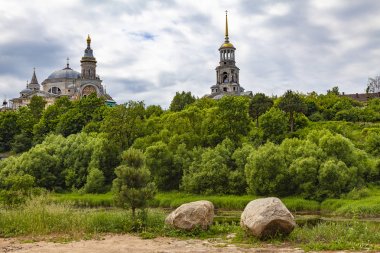 Ön planda granit taşlarla Borisoglebsky Manastırı görünümü