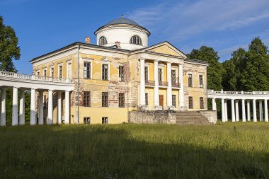 Tver bölgesinde yarı yıkılmış malikane (Rusya)