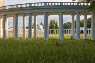 Tver bölgesinde eski bir malikanenin kar beyazı sütunu