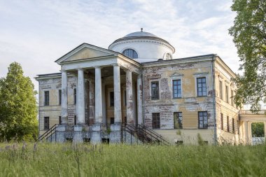Tver bölgesinde harap eski malikane (Rusya)