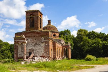 Ryazan bölgesinde yıkılan eski tuğla kilise (Rusya)