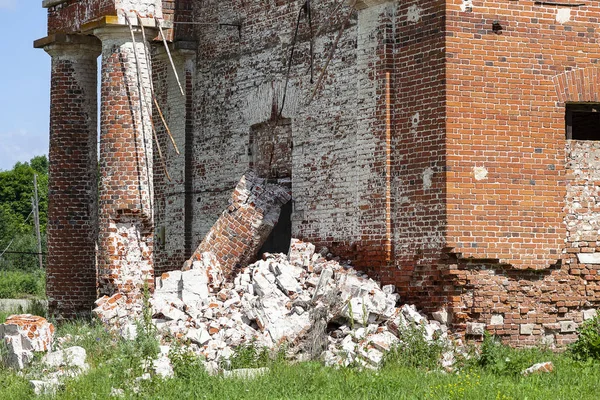 Eski bir tuğla kilisenin harap sütunları