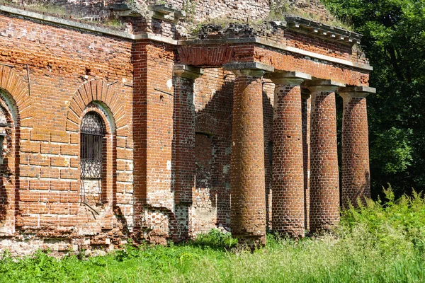 Eski bir tuğla kilisenin sütunları