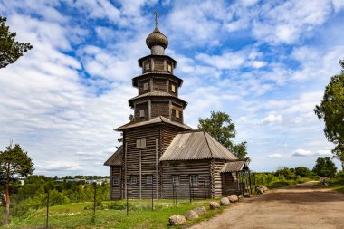 Tver bölgesinde eski ahşap kilise (Rusya)