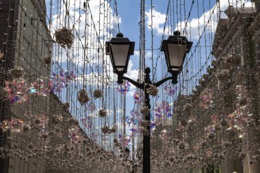 Moskova'nın merkezindeki en popüler turistik yerlerden biri Nikolskaya Caddesi