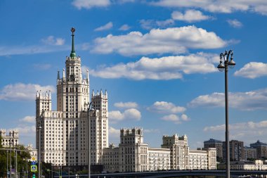 Moskova Nehri'nin dolgu üzerinde Stalin gökdelen