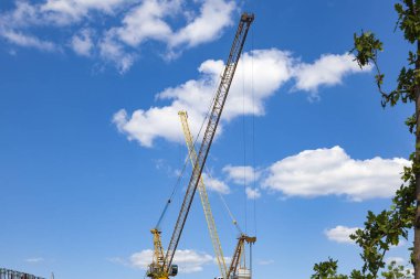 Çapraz oklu iki inşaat vinci