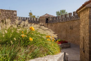 San Marino'da bir uçurumun tepesindeki antik kale.